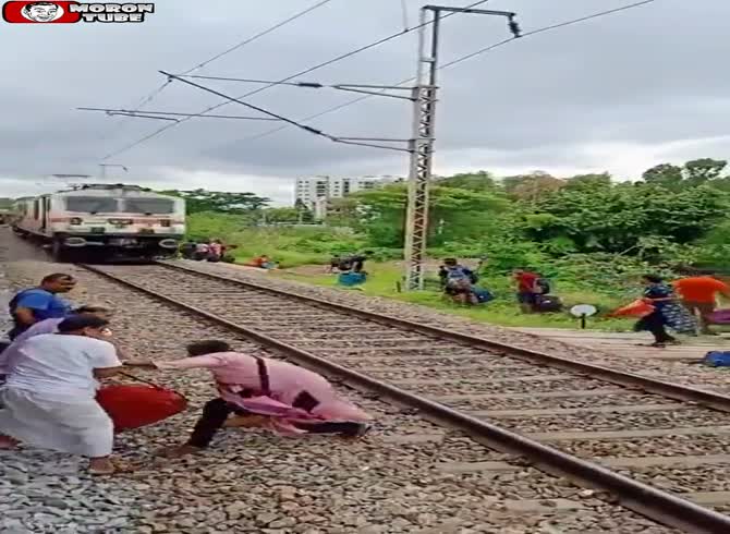 Video :A train is approaching, so hurry quickly!